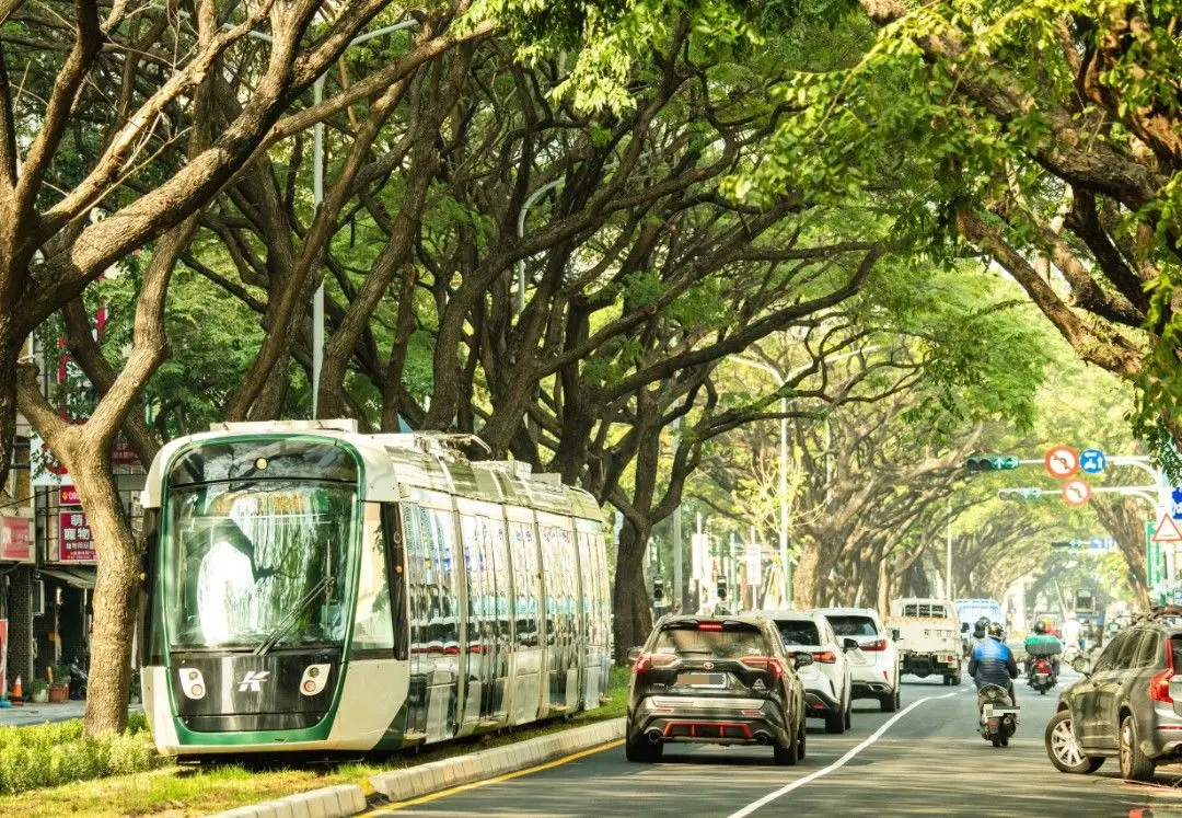 ▲高雄輕軌列車26日下午遭一輛自小客車擦撞，右前方車頭飾版部分損傷。（示意圖，非文中提及遭撞列車／高市府捷運局提供）