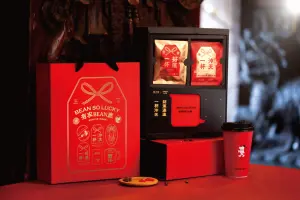 有喝有保庇!大甲鎮瀾宮媽祖加持cama、茶湯會聯名「最靈驗月老」 ▲cama café春節推出「富桂好韻美式」與「富桂好韻拿鐵」;以及Bean so Lucky 春節禮盒節慶價每盒 699 元。(圖/cama café 提供)