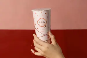 有喝有保庇!大甲鎮瀾宮媽祖加持cama、茶湯會聯名「最靈驗月老」 ▲茶湯會聯名「全台最靈驗」台中樂成宮月老!推出「桃花朵朵杯」甜賜良緣。(圖/春水興業集團提供)