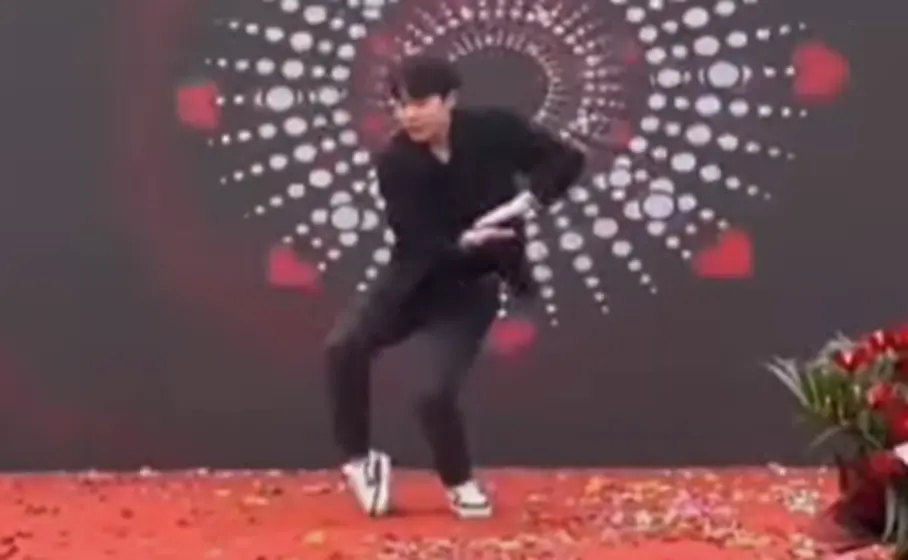 ▲有人挖出科目三完整版舞蹈，相當高難度又帥氣，台上舞者其實是四川舞者「鄉村小明」。（圖／取自微博）