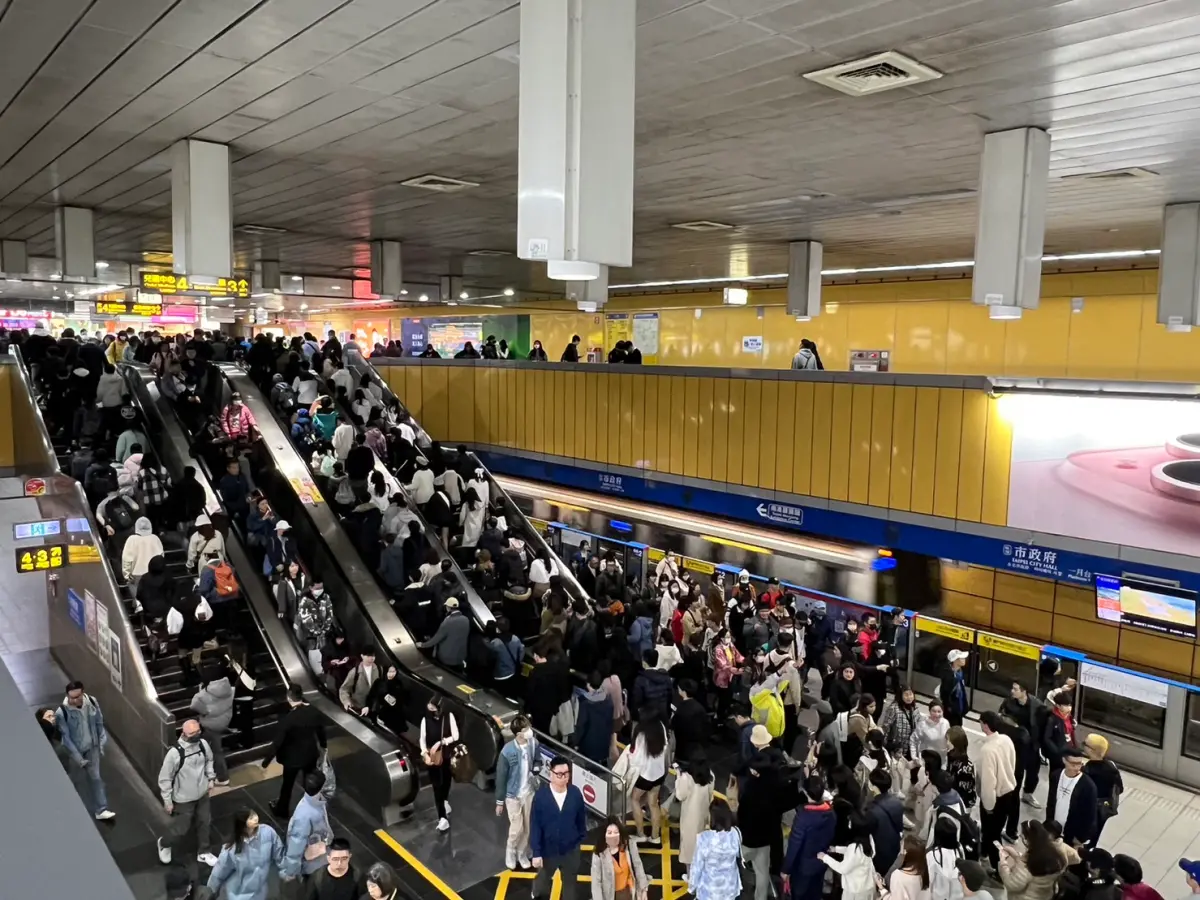 ▲跨年及尾牙季都是許多人狂歡聚會的好時機，有網友近日在台北捷運站發現，北捷竟立告示牌提供黑色塑膠袋，實際用途其實是嘔吐袋，讓需要的旅客可以免費索取。（圖／記者張志浩攝）