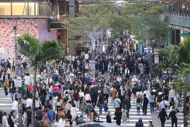 ▲為了台北101跨年晚會，從下午開始，人潮就依序湧入信義街頭，走在人潮中速度相當緩慢。（圖／記者吳翊緁攝）