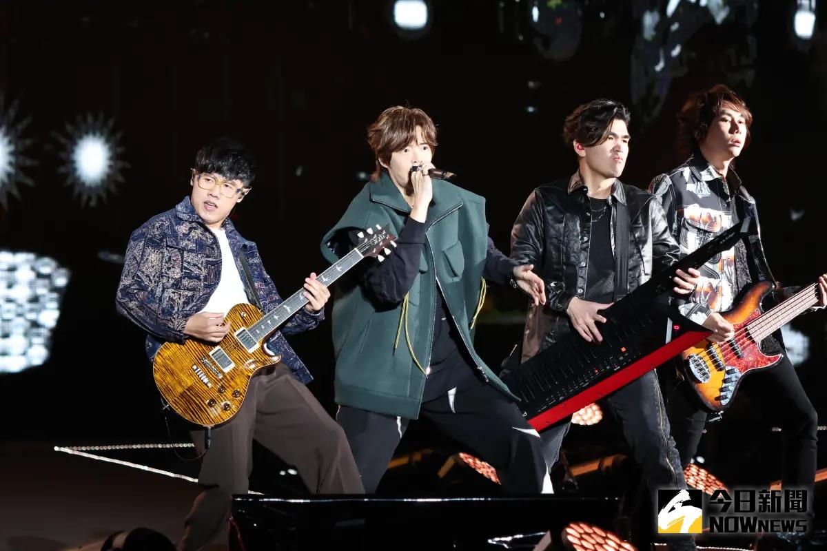 ▲八三夭在台北跨年搶先開唱，還曝光新歌〈愛了愛了〉，但在表演前，主唱阿璞坦承很怕忘詞，「因為真的太新了！」（圖／NOWnews攝影中心）