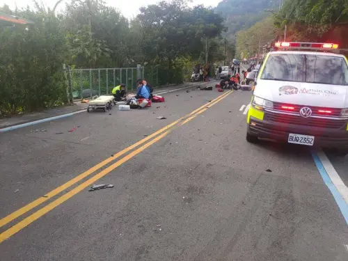 竹縣羅馬公路驚悚車禍！重機慘遭逆向轎車撞上　騎士夫妻噴飛命危
