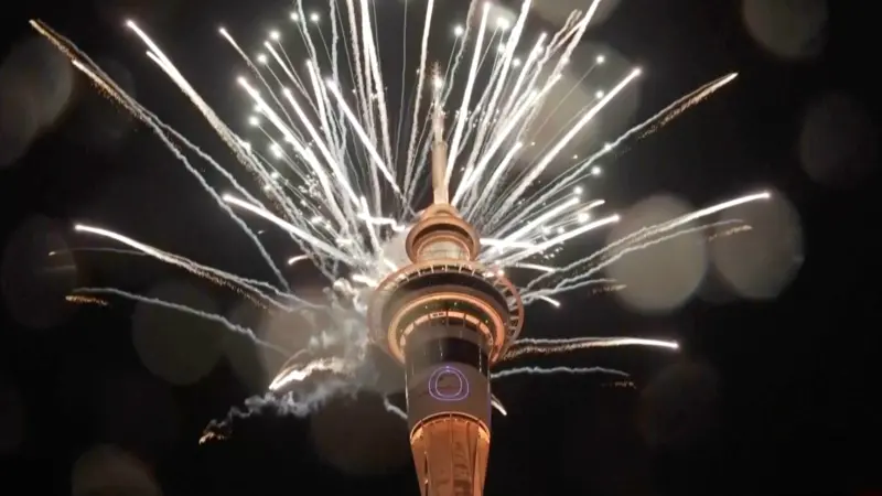 ▲紐西蘭是最早在天空塔和奧克蘭海港大橋上空燃放煙火和舉行燈光表演迎接 2024 年的國家之一。（圖／美聯社／達志影像）