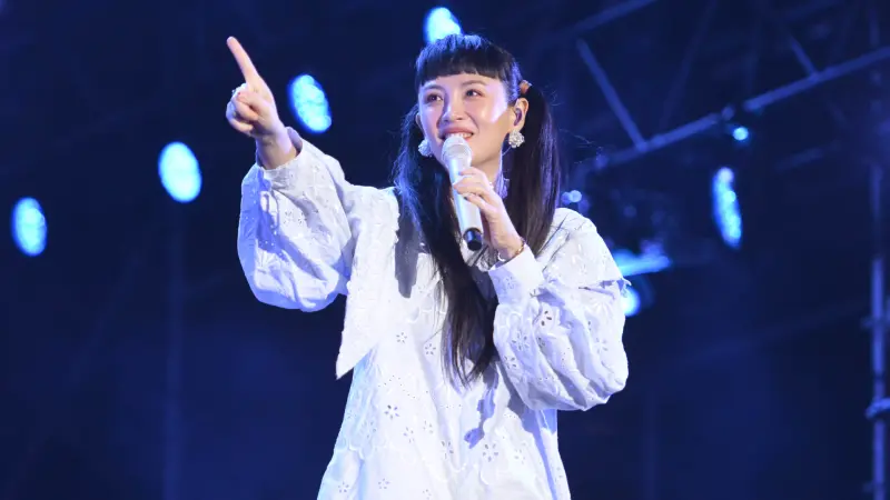▲魏如萱今晚在台東跨年晚會開唱，還幽默分享曾被網友批評唱不好，結果一聽對方的原因，讓她哭笑不得，「我真的改不了！」（圖／TVBS提供）