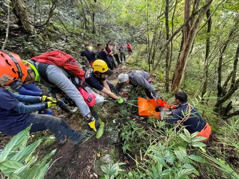 ▲相關單位獲報後，立刻上山展開救援。（圖／翻攝畫面）