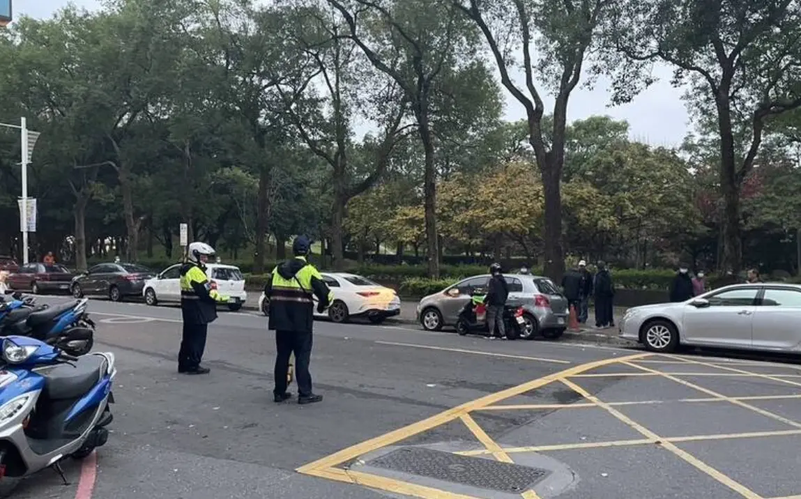 ▲警方獲報後，立刻派員趕往現場協助。（圖／翻攝畫面 ）