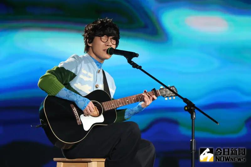 ▲盧廣仲嗨唱台北跨年，結果不小心把吉他弦給彈斷了，讓他嚇了好大一跳，畫面也全都被拍了下來。（圖／NOWnews攝影中心）