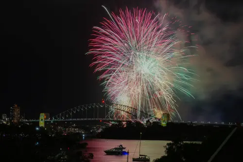 影／雪梨上演12分鐘史詩煙火秀！澳洲「新年之都」吸引百萬人湧入
