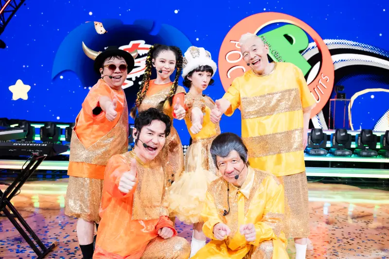 ▲徐若瑄（後排左二）離婚不孤單，跨年夜合體黑色餅乾，重返日本NHK跨年節目《紅白歌唱大賽》，突破心魔手抖1小時完成演出。（圖／威威巖）