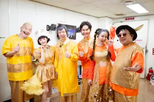 ▲徐若瑄（右二）合體黑色餅乾、口袋餅乾，重返日本NHK跨年節目《紅白歌唱大賽》。（圖／威威巖）