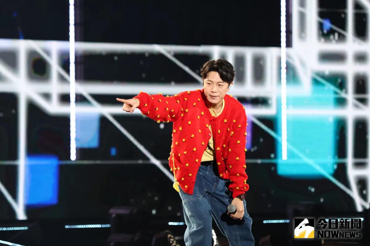 ▲韋禮安唱好唱滿，一開始就帶來破億夯曲〈如果可以〉，帶領大家一起唱，畫面超級溫馨。（圖／NOWnews攝影中心）