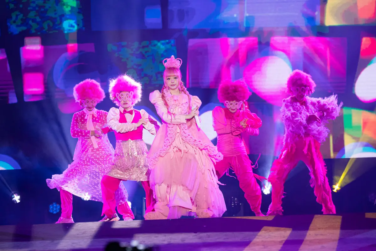 ▲卡莉怪妞（中）昨日才剛發高燒，今晚化身「粉紅芭比」嗨唱台南跨年晚會，親切秀台語：「多謝。」（圖／台南好YOUNG）