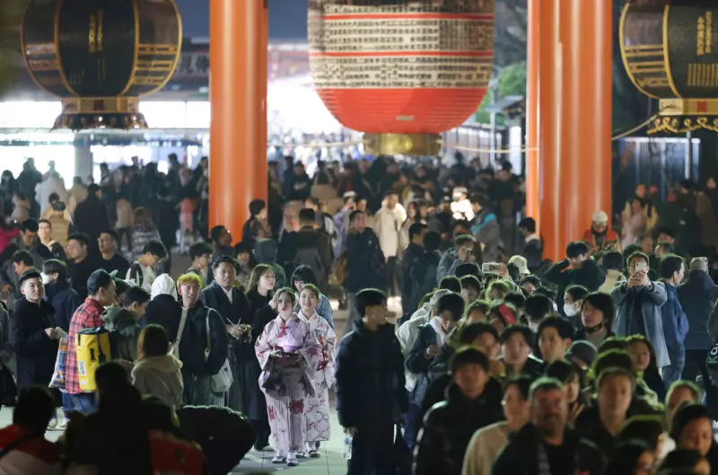 ▲日本民眾跨年夜祈福。（圖／美聯社／達志影像）