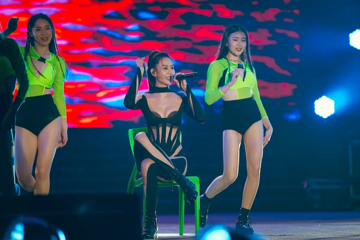 ▲安心亞（中）火辣唱跨年，性感鏤空戰袍，360度全失守，美體被看光光。（圖／百鴻揚娛樂提供）