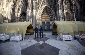 ▲德國警方於跨年當天派出警力，監視任何針對科隆大教堂的潛在公布襲擊活動。（圖／美聯社／達志影像）