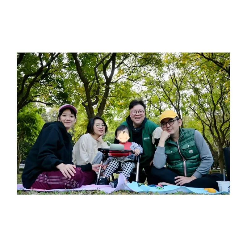 ▲黃子佼（右一）、孟耿如（左一）全家福。（圖／翻攝自孟耿如臉書）