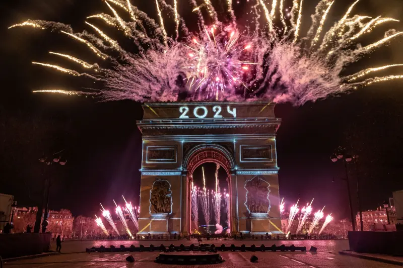 ▲跨年夜當天，巴黎凱旋門的燈光與煙火秀。（圖／美聯社／達志影像）