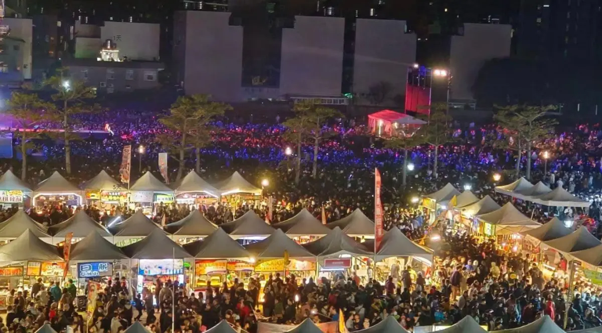 ▲12月31日晚間，2024新竹市跨年晚會驚傳發生意外，於大湳雅公園舉辦的大新竹跨年公益演唱會，傳出因風勢較強，吊臂攝影機遭強風吹落，導致6位民眾遭砸傷。（圖／翻攝竹北人有事嗎粉絲專頁）