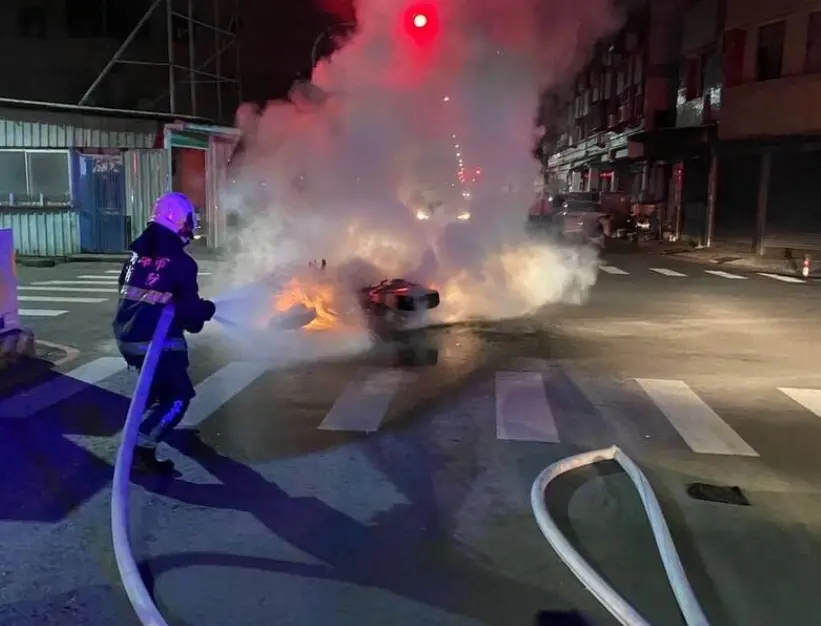 ▲1日凌晨，高雄前鎮區瑞祥街、瑞興路口，一名騎乘大型重機的23歲騎士，於綠燈直行時，疑似遭闖紅燈的自小客車撞擊，騎士當場拋飛倒地，重機也起火燃燒。（圖／翻攝畫面）