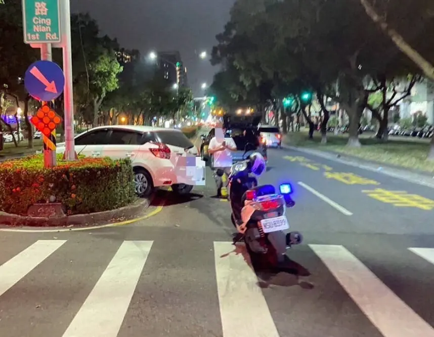 ▲31日晚間，高市苓雅區發生車禍事故，吳姓員警獲報前往處理，於現場進行交通管制時，遭陳男駕駛的小客車撞擊，所幸意識清楚，送醫治療無大礙。（圖／翻攝畫面）