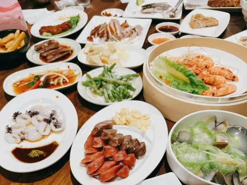 超佛心!呈信鵝肉「每月1號」免費送鵝肉飯:隱藏優惠限3點~6點 ▲呈信鵝肉除了現切鵝肉,還有許多拿手好菜,甚至也能訂購年菜,很受歡迎。(圖/翻攝自呈信鵝肉FB)