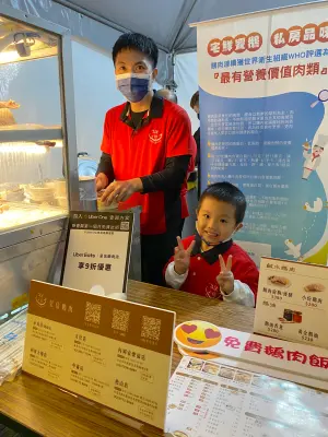 超佛心!呈信鵝肉「每月1號」免費送鵝肉飯:隱藏優惠限3點~6點 ▲「呈信鵝肉」在剛結束的「500趴」活動上,派出超萌小老闆派送免費鵝肉飯,現場超圈粉。(圖/記者蕭涵云攝)