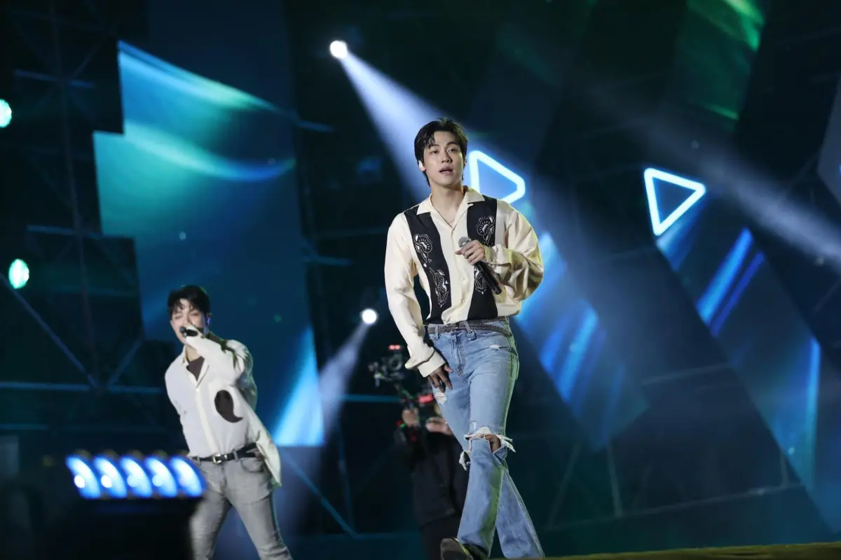 ▲N.Flying隊長李承協（右）與成員柳會勝為桃園跨年壓軸登場，兩人還大秀中文獻唱〈想見你〉並承諾很快就會來台灣與大家見面。（圖／年代提供）