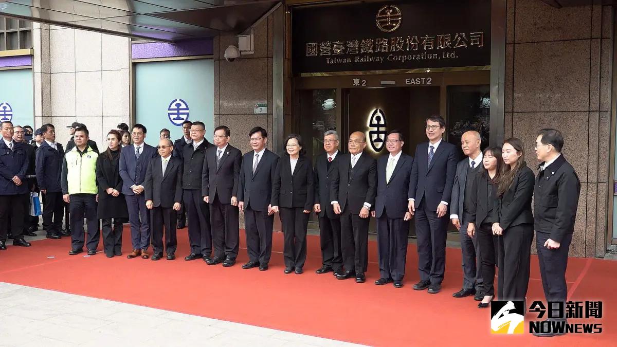 ▲「交通部台灣鐵路管理局」今（1）日起正式改制為「國營台灣鐵路股份有限公司」，並在台北車站舉行揭牌典禮。（圖／記者嚴俊強攝，2024.01.01）