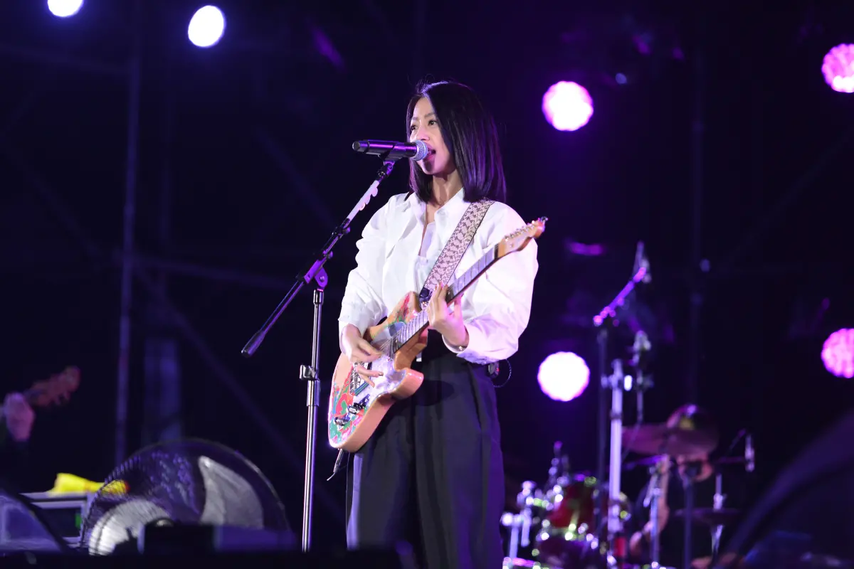 ▲陳綺貞睽違7年再次登上跨年舞台，在台東陪伴大家迎接新年，她還脫掉上衣露出性感腰線，展現誠意，結果被問到演唱會時，讓她忍不住笑出來。（圖／TVBS提供）