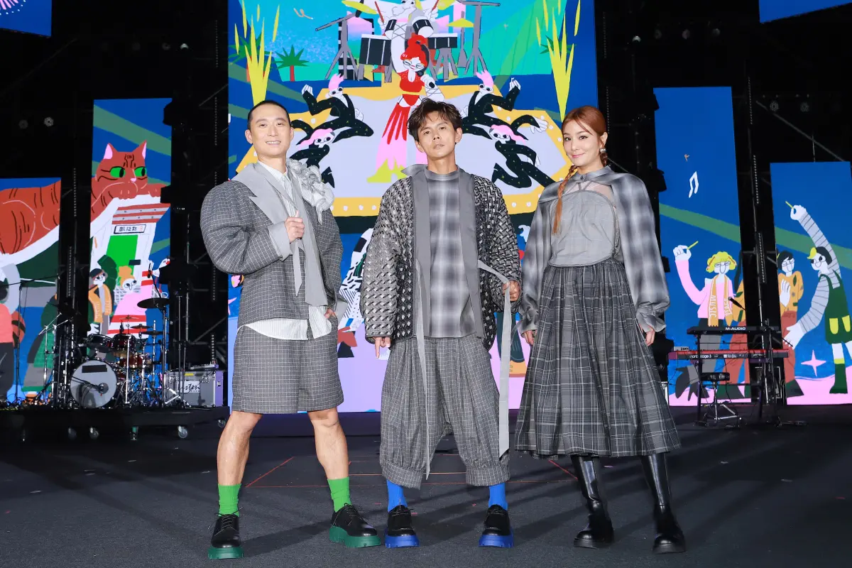 ▲2024高雄夢時代跨年現場傳出「民眾持刀」的烏龍事件，對此，主持人浩角翔起也還原當下狀況，讓他們趕緊上台穩定大家情緒與秩序，右一為主持搭檔莎莎。（圖／民視提供）