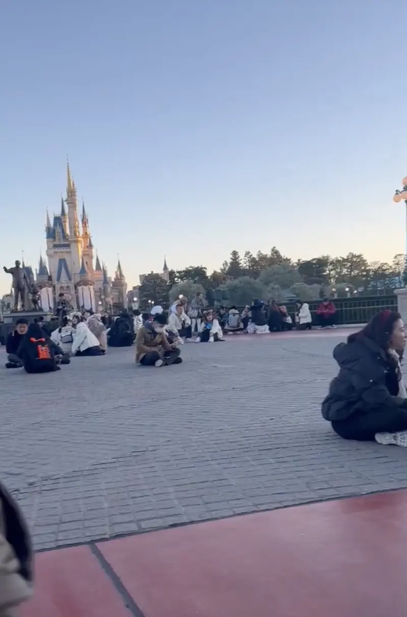 ▲地震後人在東京迪士尼的網友轉發現場畫面,表示園區突然響起緊急地震警報,大家都沒有說話,直接蹲在原地等待。(圖/翻攝自X)