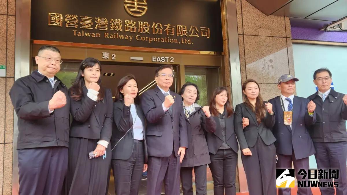 ▲台鐵公司今（1）日舉行揭牌儀式，太魯閣號事故家屬出席，盼在事故地點設置燈光，提醒台鐵重視安全。（圖／記者李琦瑋攝，2024.01.01）