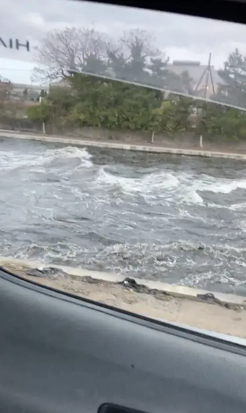 ▲一名網友曬出富山市萩浦橋附近區域水道畫面，只見影片中，水道中一波一波的海浪更在往前撲。（圖／翻攝自X）