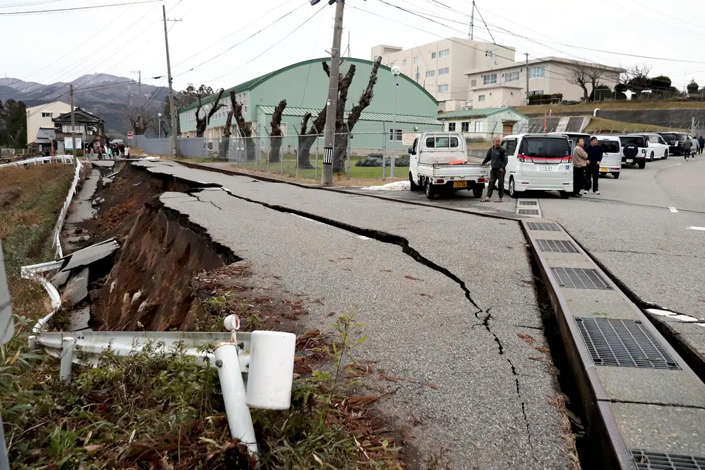 ▲日本石川縣能登半島地區發生規模7.6強烈有感地震。圖為石川縣輪島市地面大規模地裂。（圖／美聯社／達志影像）
