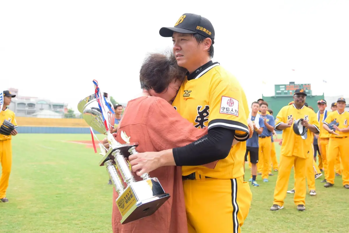 ▲林威助引退賽，母親到場淚眼與兒子相擁（圖／職棒雜誌粉絲團）