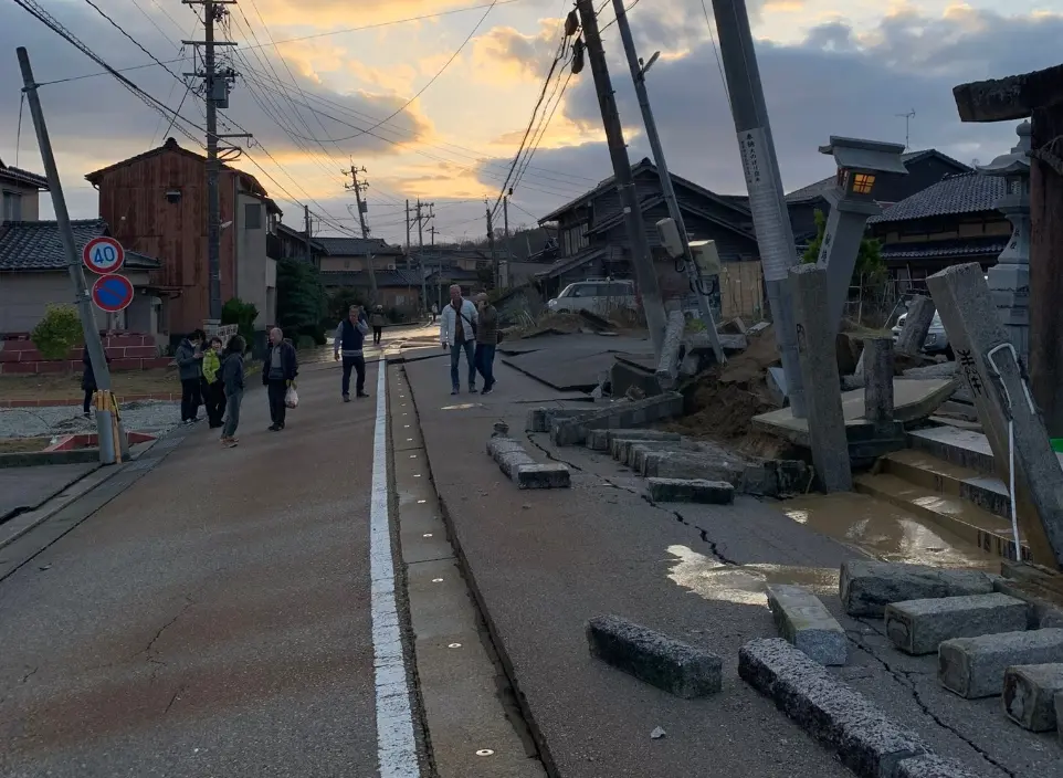 ▲日本石川縣能登半島地區發生規模7.6強烈有感地震，地震強大威力除了導致房屋倒塌、地面隆起，甚至還引發海嘯。（圖／翻攝自Ｘ）
