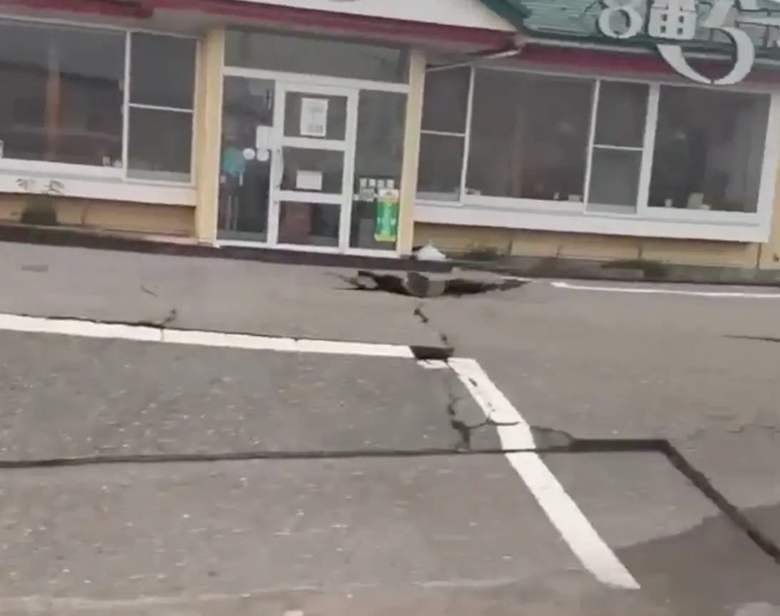 ▲日本石川縣能登地區下午發生規模7.6強震，許多地方路面隆起，傳出災情。（圖/翻攝X）