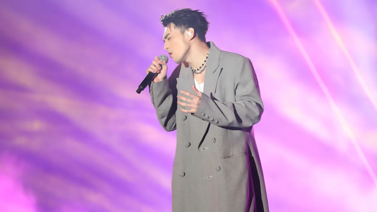 ▲黃偉晉昨晚在桃園跨年現場開唱，結果太過寵粉造成混亂，就連主持人陳大天都忍不住虧說，是我遇過跨年主持最大的障礙。（圖／年代提供）