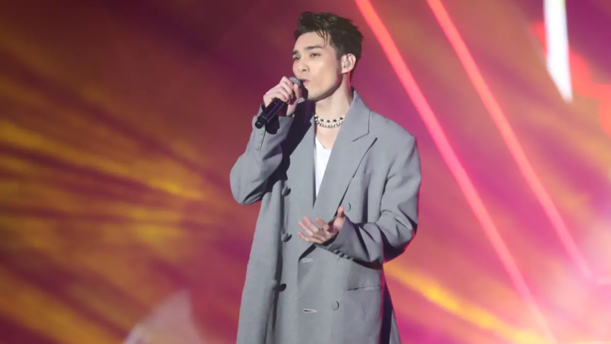 ▲黃偉晉在《紅白》疑似對LE SSERAFIM開黃腔遭粉絲出征，深夜發文自責道歉。（圖／年代提供）