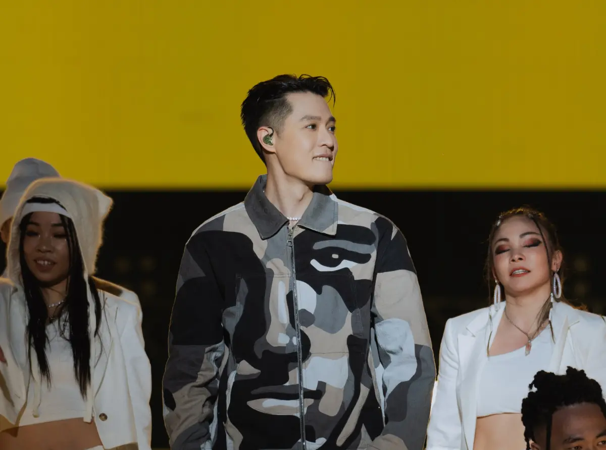 ▲周湯豪在台中獨家唱跨年，一連帶來7首嗨歌，還跟媽媽比莉一起倒數跨年。（圖／環球音樂提供）