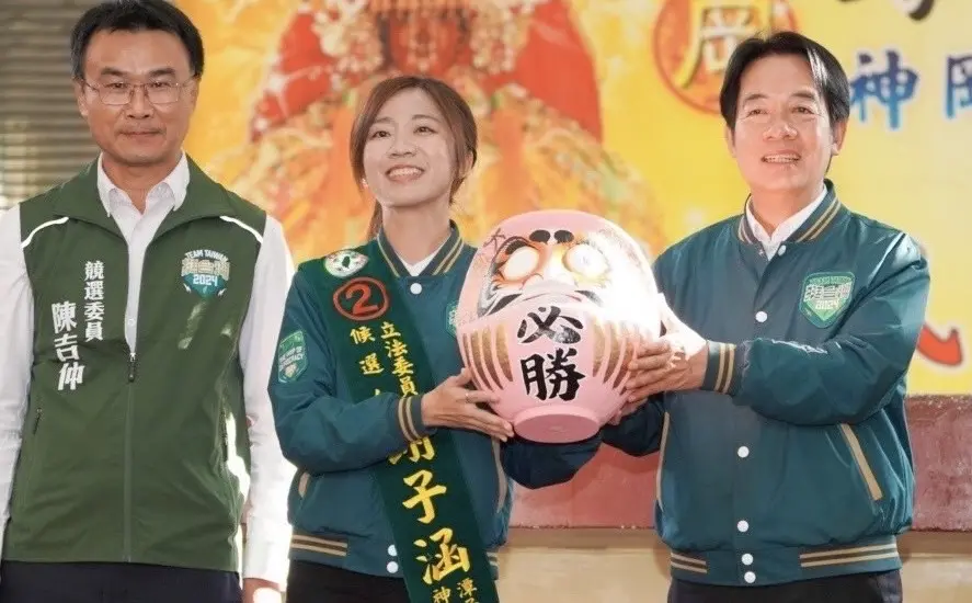 ▲賴清德下午在台中神岡順濟宮參拜，與謝子涵一起為「必勝達摩」點睛。（圖／謝子涵競總提供，2024.01.01）