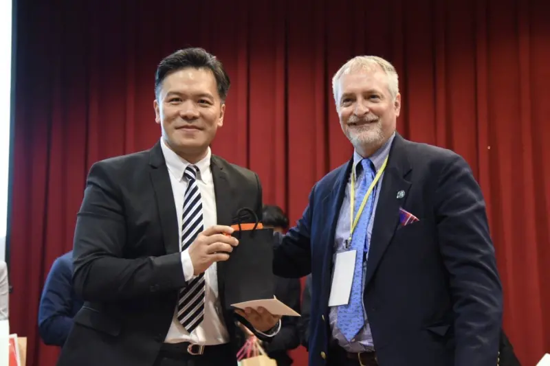 ▲世新大學傳播博士學程專任教授游梓翔（左）評論今（1）日舉行的2024副總統辯論會。（圖／翻攝自游梓翔臉書）