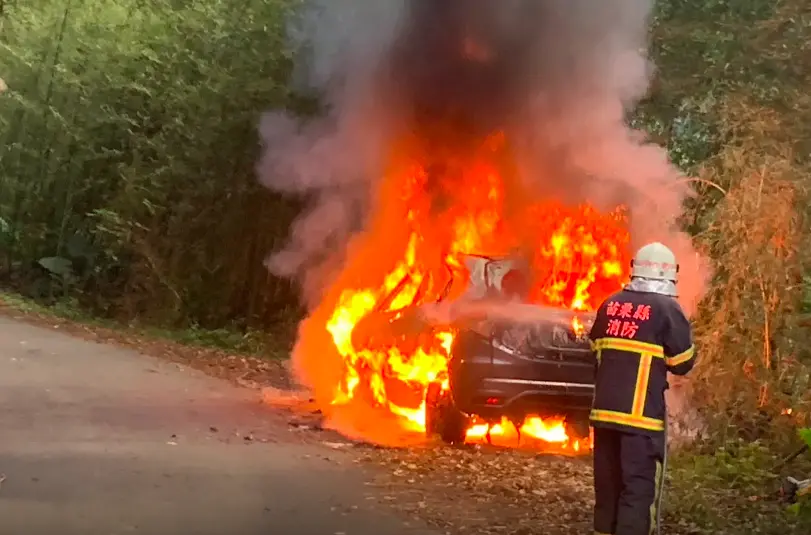 ▲苗栗縣泰安鄉象鼻村1條產業道路昨（12月31日）日發生火燒車事件。（圖／翻攝畫面）