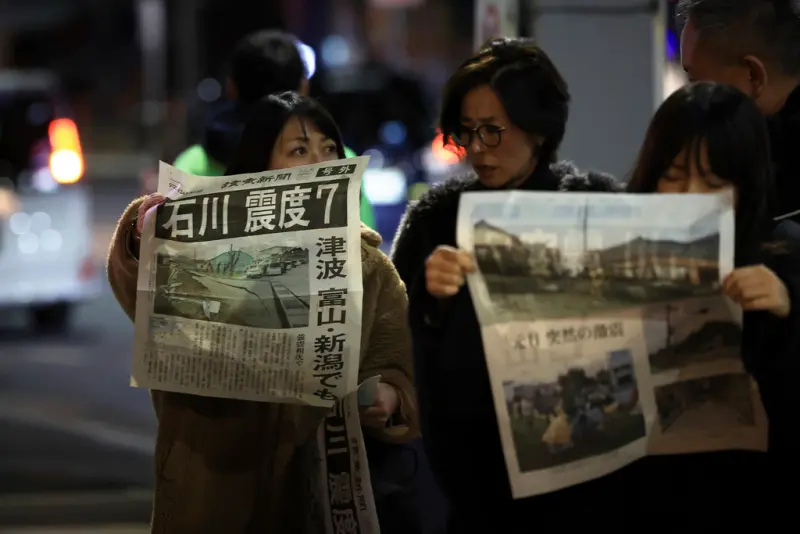 ▲日本石川縣能登半島強震的消息中斷許多新年特別節目，也在各大報紙登上頭版。（圖／美聯社／達志影像）