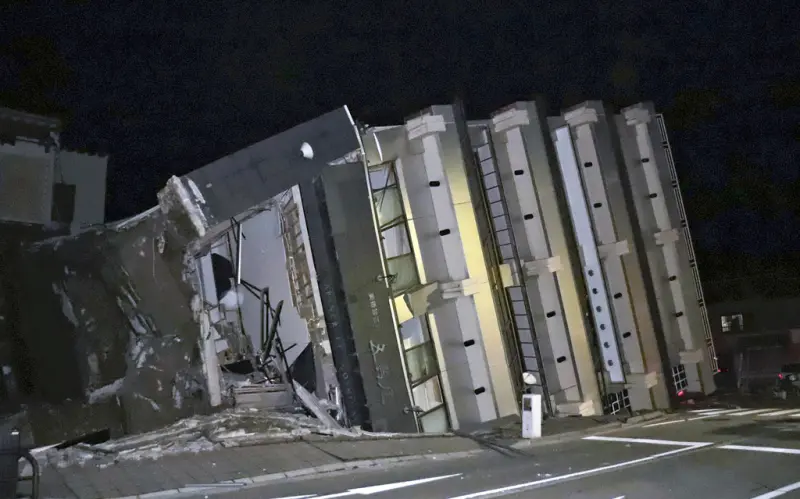 ▲日本1月1日的石川強震造成輪島市一棟建築倒塌。（圖／美聯社／達志影像）