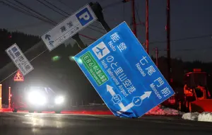 ▲地震災區的大型路牌被震倒。(圖/美聯社/達志影像) ▲地震災區的大型路牌被震倒。(圖/美聯社/達志影像)