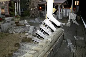 ▲石川縣七尾市有神社被震垮。（圖／美聯社／達志影像）