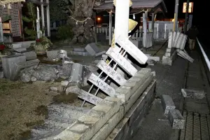 ▲石川縣七尾市有神社被震垮。(圖/美聯社/達志影像) ▲石川縣七尾市有神社被震垮。(圖/美聯社/達志影像)